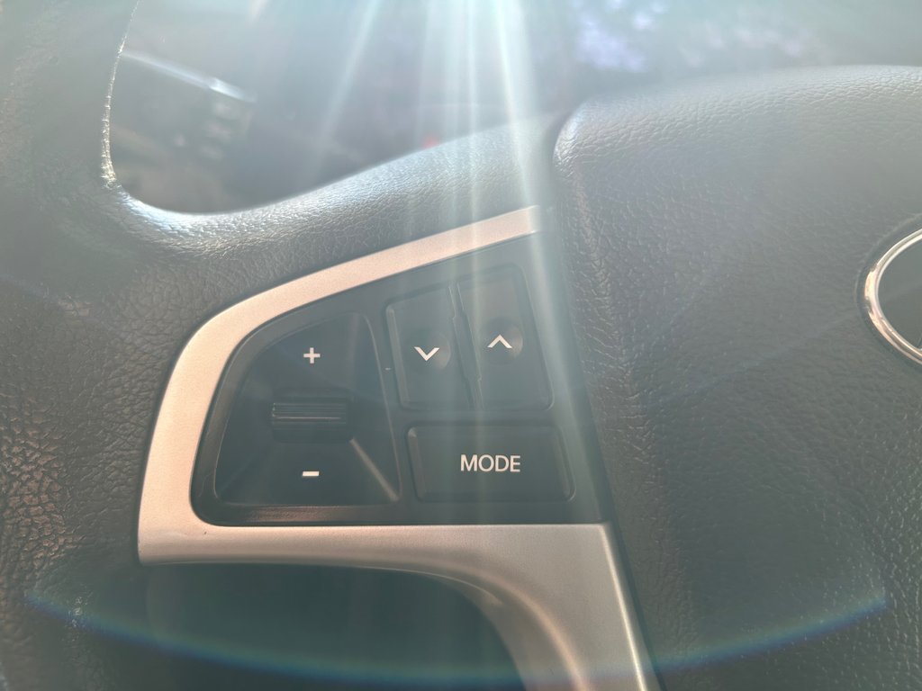 Hyundai Accent GL 2012 à Boucherville, Québec - 15 - w1024h768px