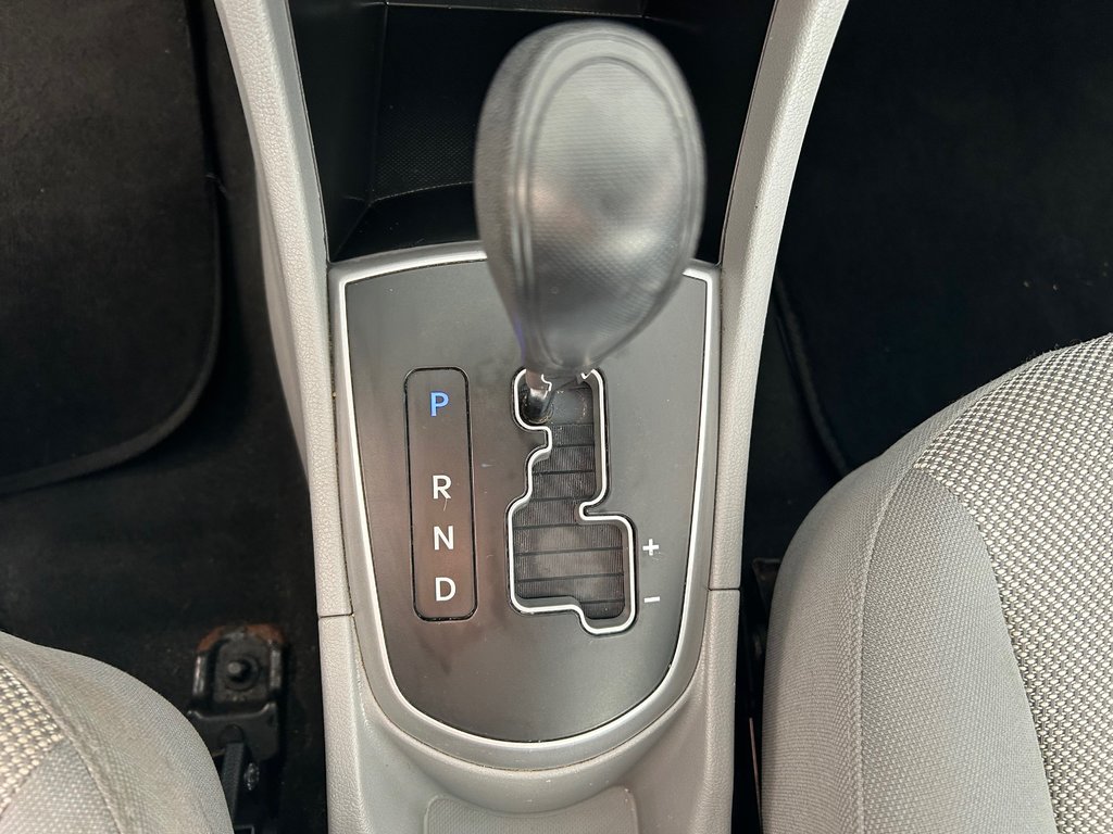 Hyundai Accent GL 2012 à Boucherville, Québec - 18 - w1024h768px