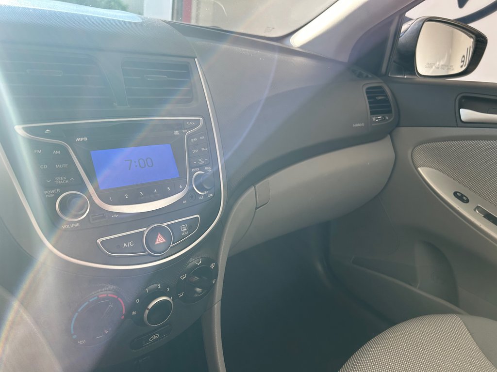 Hyundai Accent GL 2012 à Boucherville, Québec - 19 - w1024h768px