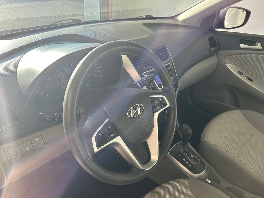 Hyundai Accent GL 2012 à Boucherville, Québec - 11 - w1024h768px