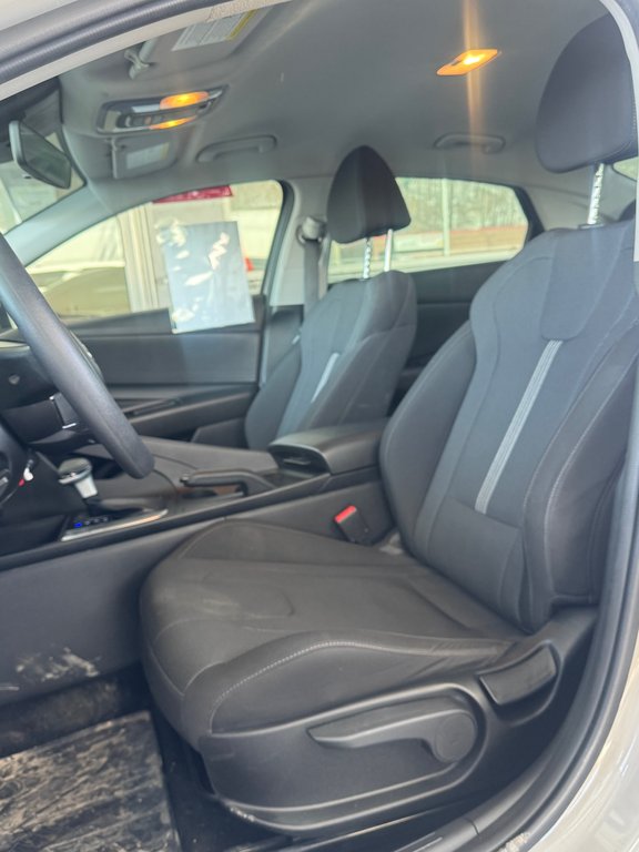 Hyundai Elantra Essential Bas Kilométrage 2022 à Terrebonne, Québec - 9 - w1024h768px