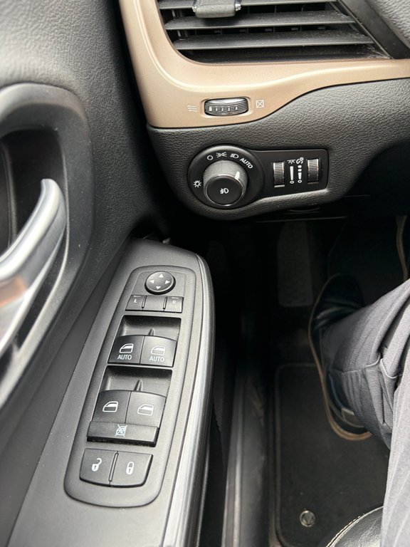 Jeep Cherokee Limited 4X4 V6 JAMAIS ACCIDENTÉ CUIR TOIT PANO 2014 à Boucherville, Québec - 20 - w1024h768px