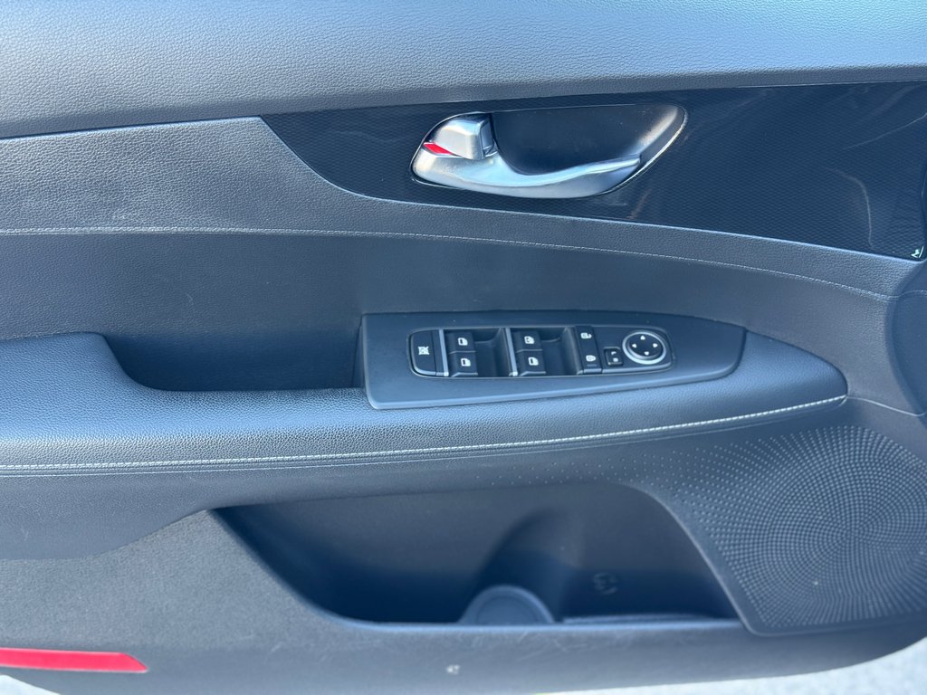 2023 Kia Forte GT-Line Cuir Toit Ouvrant in Terrebonne, Quebec - 8 - w1024h768px