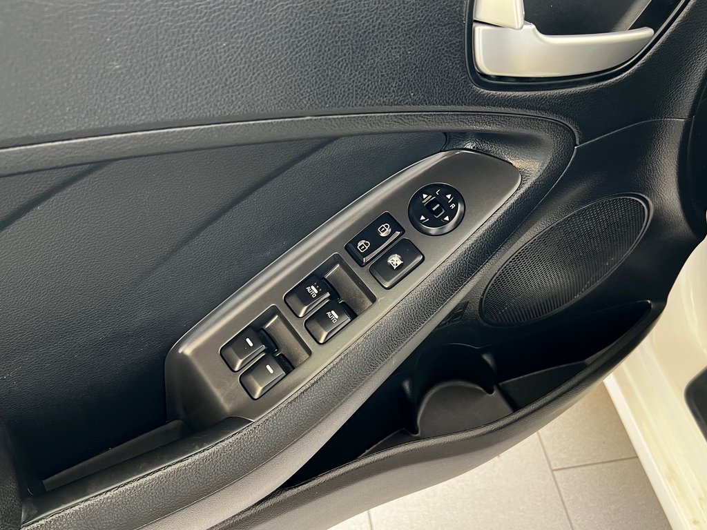 2018 Kia Forte5 LX+ in Boucherville, Quebec - 8 - w1024h768px