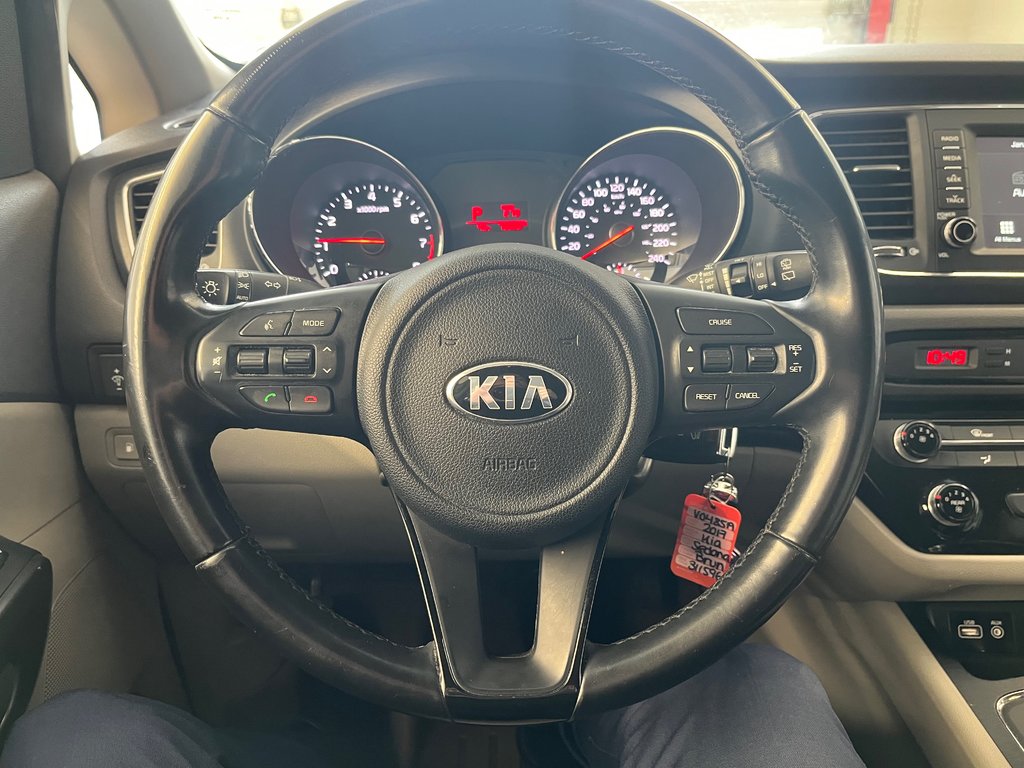 2017 Kia Sedona in Boucherville, Quebec - 4 - w1024h768px