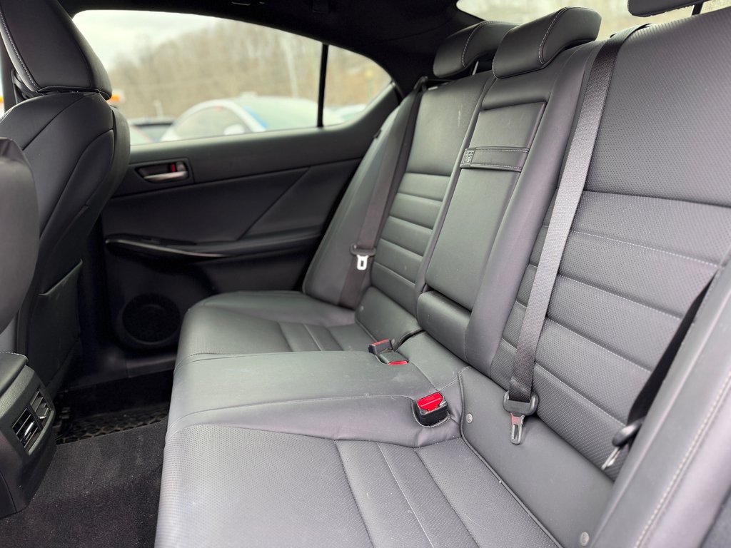 2022 Lexus IS IS 300 F Sport AWD in Terrebonne, Quebec - 23 - w1024h768px