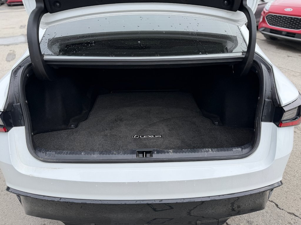 2022 Lexus IS IS 300 F Sport AWD in Terrebonne, Quebec - 24 - w1024h768px