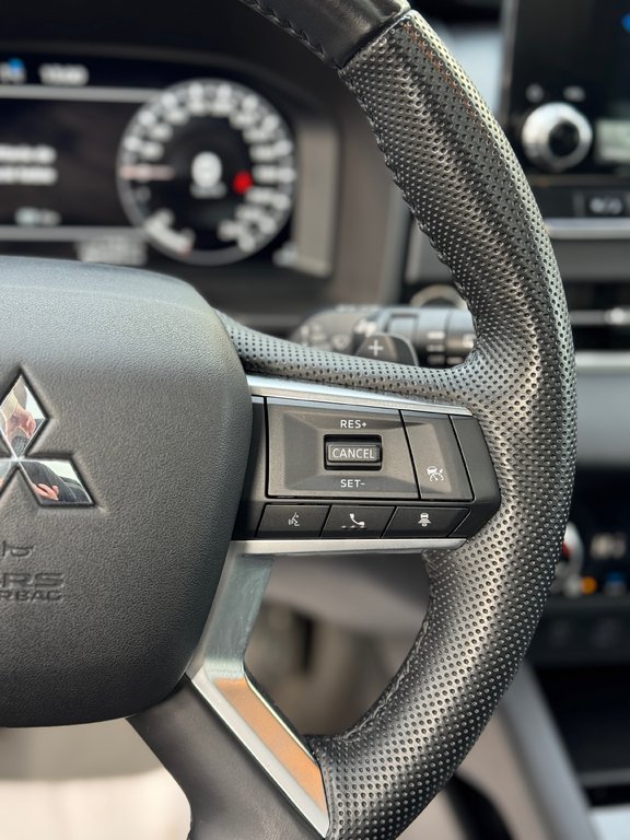2023 Mitsubishi Outlander PHEV SEL AWD Toit Panoramique Cuir in Terrebonne, Quebec - 15 - w1024h768px
