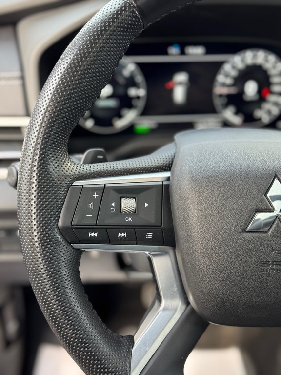 2023 Mitsubishi Outlander PHEV SEL AWD Toit Panoramique Cuir in Terrebonne, Quebec - 14 - w1024h768px