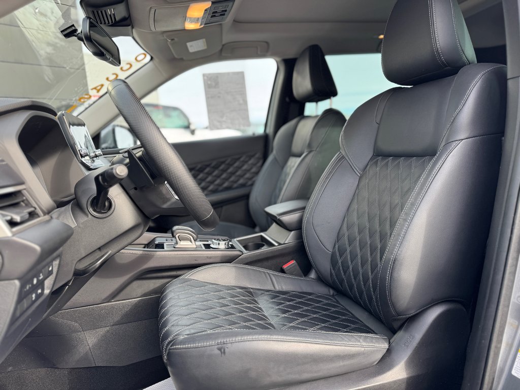 2023 Mitsubishi Outlander PHEV SEL AWD Toit Panoramique Cuir in Terrebonne, Quebec - 10 - w1024h768px