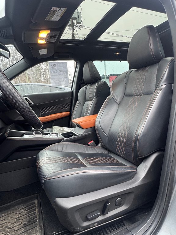 2023 Mitsubishi Outlander GT Premium 7 Passagers Toit Panoramique in Terrebonne, Quebec - 9 - w1024h768px