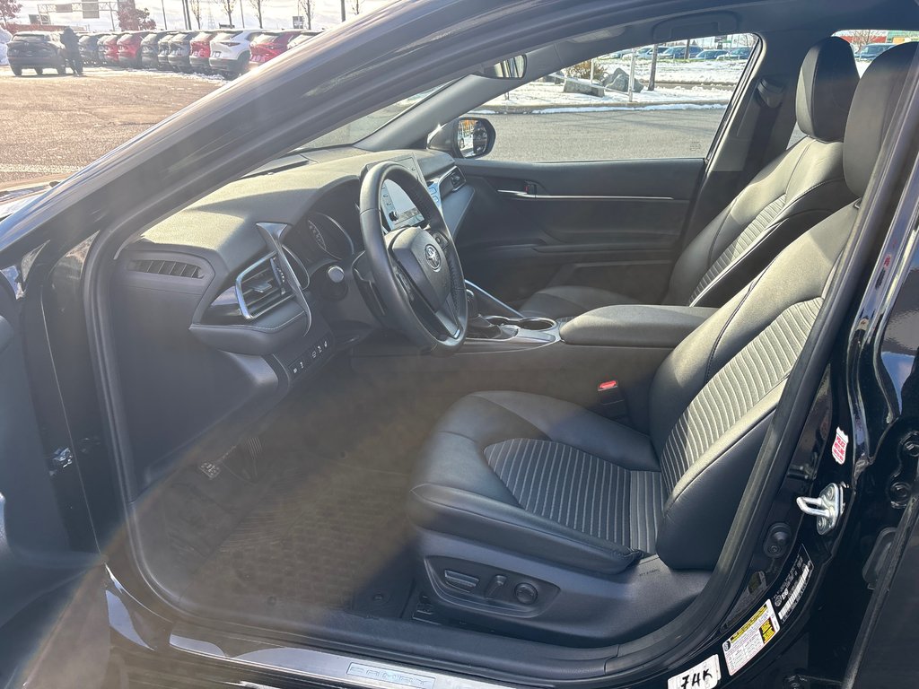 Toyota Camry SE, NIGHT SHADE CARPLAY,SIÈGES CHAUFFANT 2024 à Boucherville, Québec - 12 - w1024h768px