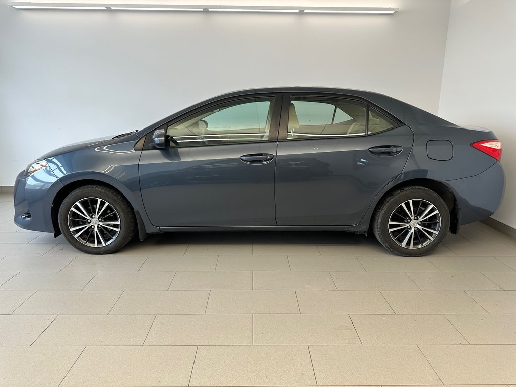 2017 Toyota Corolla LE in Boucherville, Quebec - 4 - w1024h768px