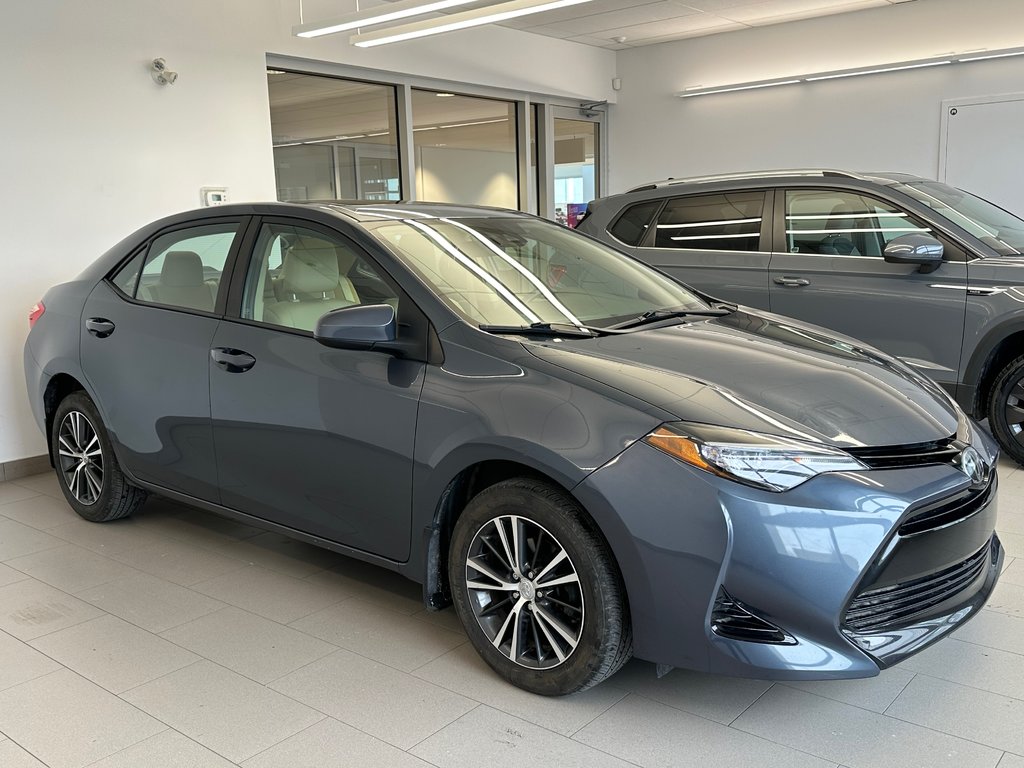 2017 Toyota Corolla LE in Boucherville, Quebec - 3 - w1024h768px