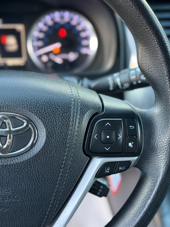 2017 Toyota Highlander LE AWD in Terrebonne, Quebec - 12 - w1024h768px