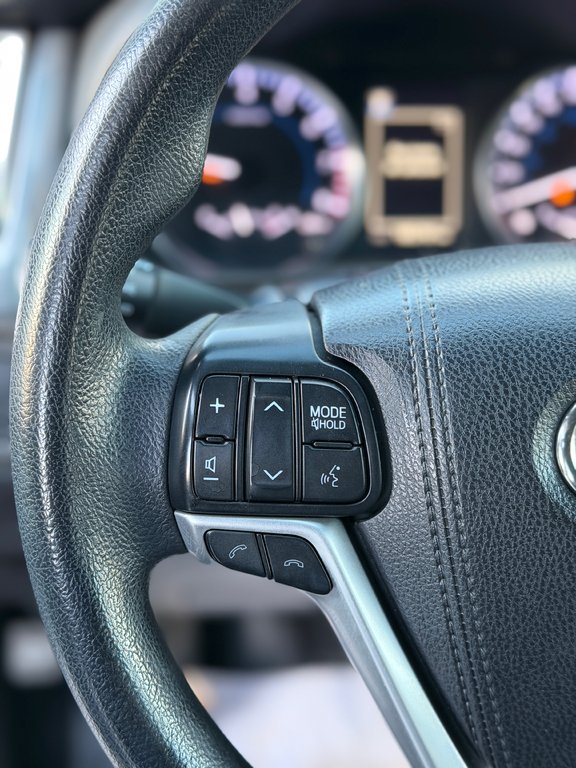 2017 Toyota Highlander LE AWD in Terrebonne, Quebec - 11 - w1024h768px