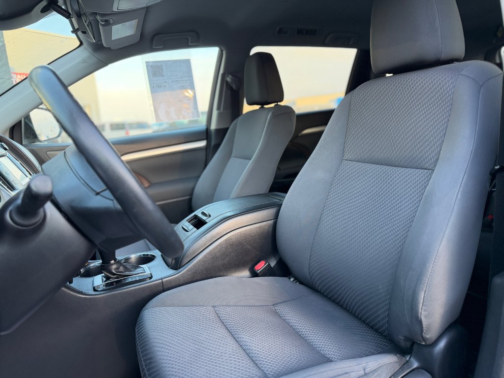 2017 Toyota Highlander LE AWD in Terrebonne, Quebec - 9 - w1024h768px