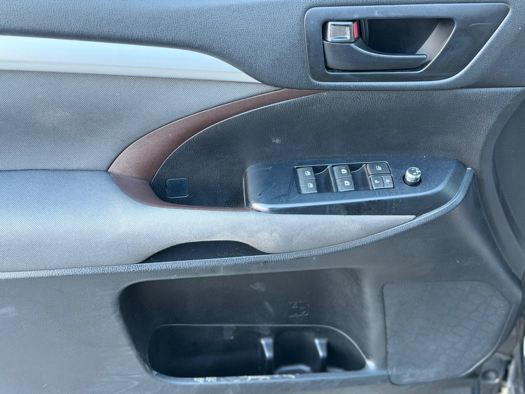2017 Toyota Highlander LE AWD in Terrebonne, Quebec - 8 - w1024h768px