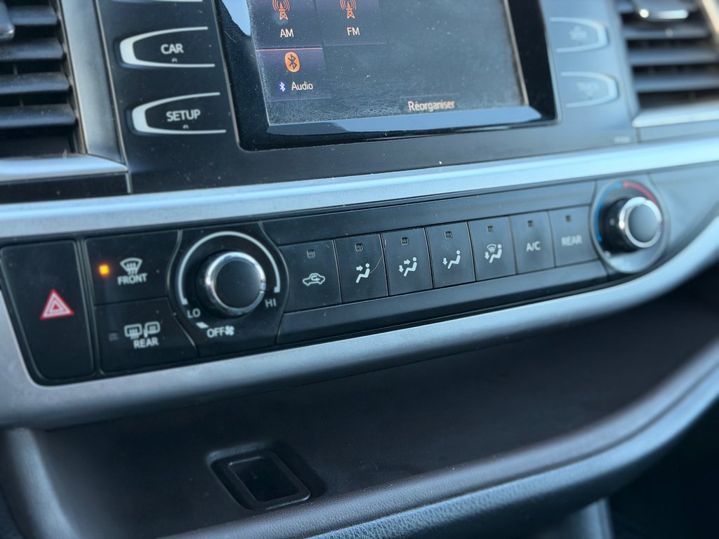 2017 Toyota Highlander LE AWD in Terrebonne, Quebec - 17 - w1024h768px