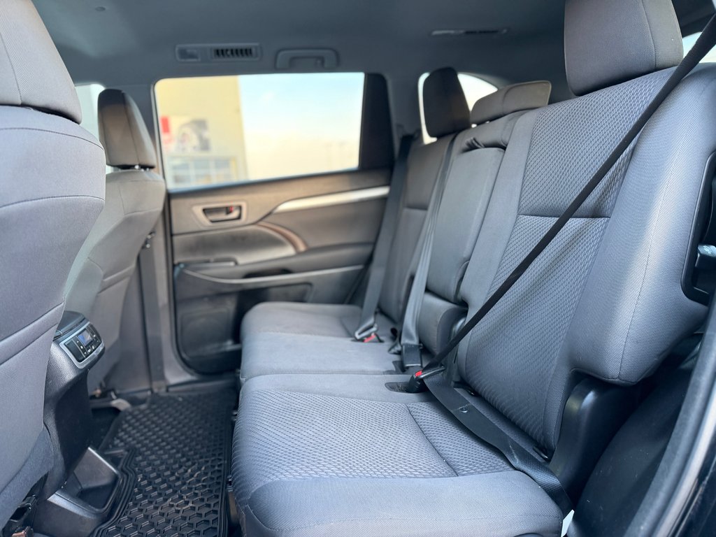 2017 Toyota Highlander LE AWD in Terrebonne, Quebec - 23 - w1024h768px