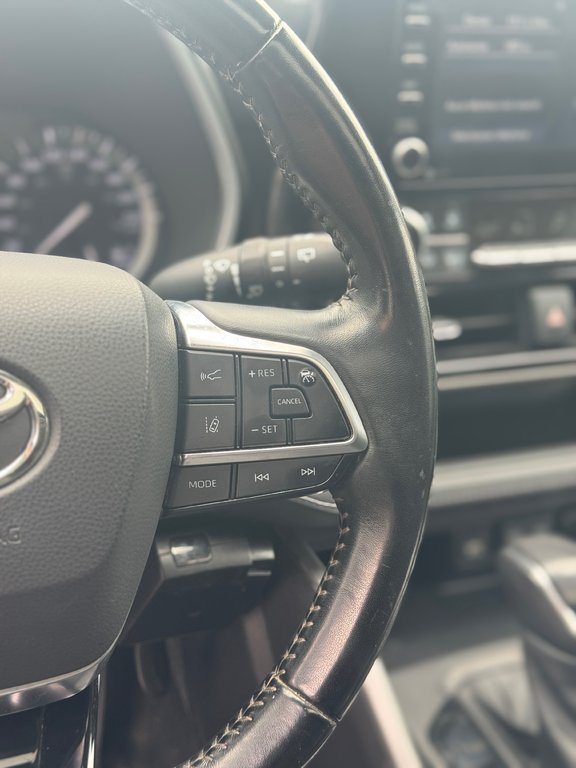 2021 Toyota Highlander XLE Night Package Toit Cuir in Terrebonne, Quebec - 11 - w1024h768px