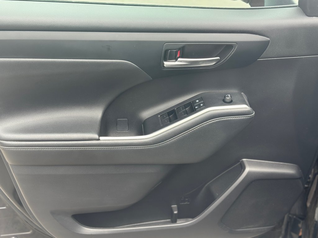 2021 Toyota Highlander XLE Night Package Toit Cuir in Terrebonne, Quebec - 8 - w1024h768px