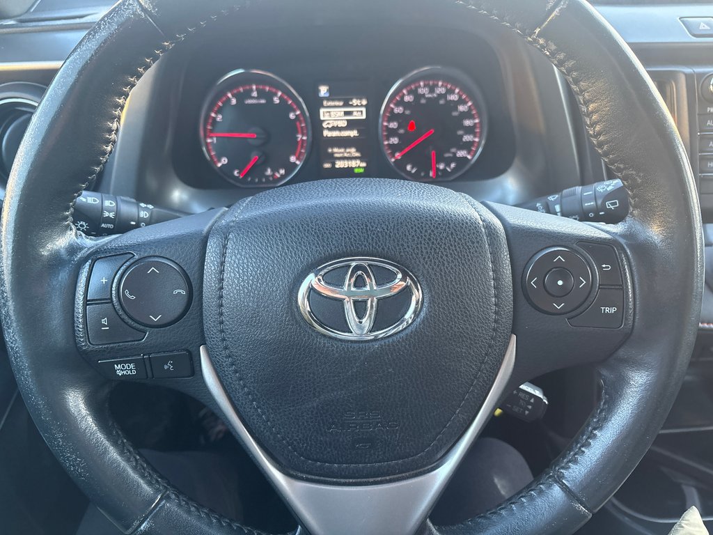 Toyota RAV4 SE AWD 8 PNEUS CUIR TOIT CAMÉRA RECUL 2016 à Boucherville, Québec - 13 - w1024h768px