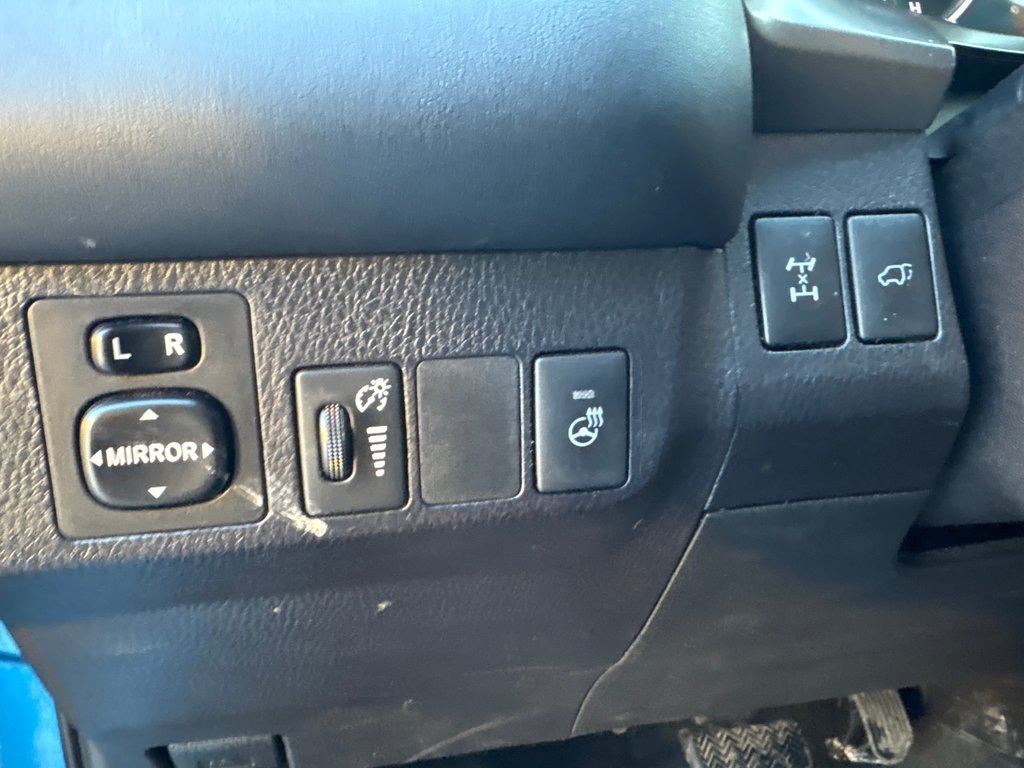 Toyota RAV4 SE AWD 8 PNEUS CUIR TOIT CAMÉRA RECUL 2016 à Boucherville, Québec - 11 - w1024h768px