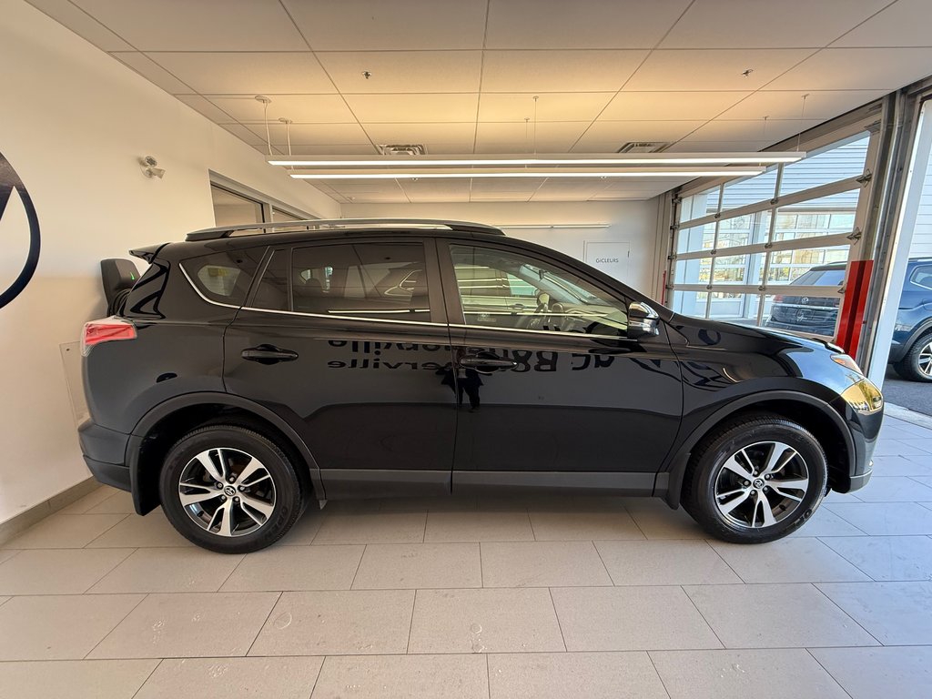 2017 Toyota RAV4 XLE in Boucherville, Quebec - 7 - w1024h768px