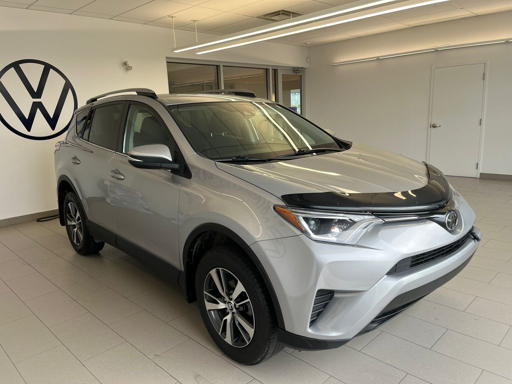 2018 Toyota RAV4 LE in Boucherville, Quebec - 5 - w1024h768px