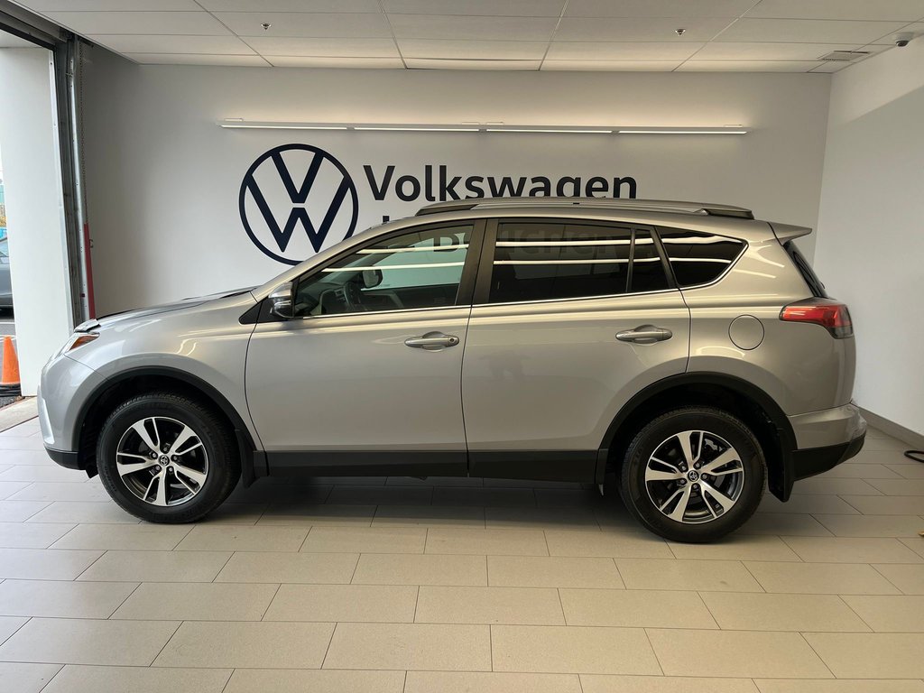 2018 Toyota RAV4 LE in Boucherville, Quebec - 4 - w1024h768px