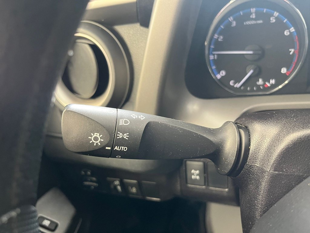 2018 Toyota RAV4 LE in Boucherville, Quebec - 11 - w1024h768px