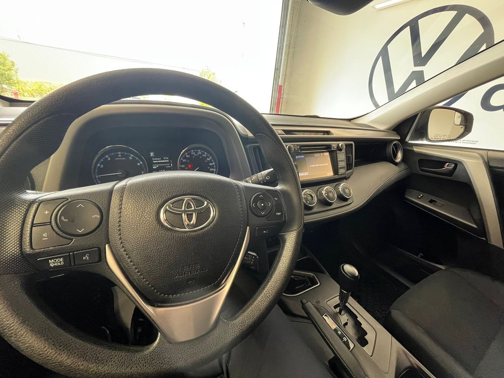 2018 Toyota RAV4 LE in Boucherville, Quebec - 10 - w1024h768px