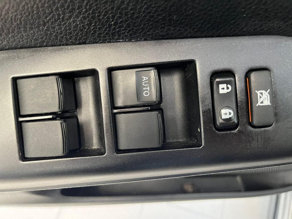 2018 Toyota RAV4 LE in Boucherville, Quebec - 21 - w1024h768px