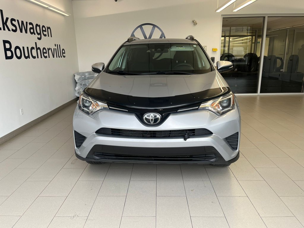 2018 Toyota RAV4 LE in Boucherville, Quebec - 3 - w1024h768px