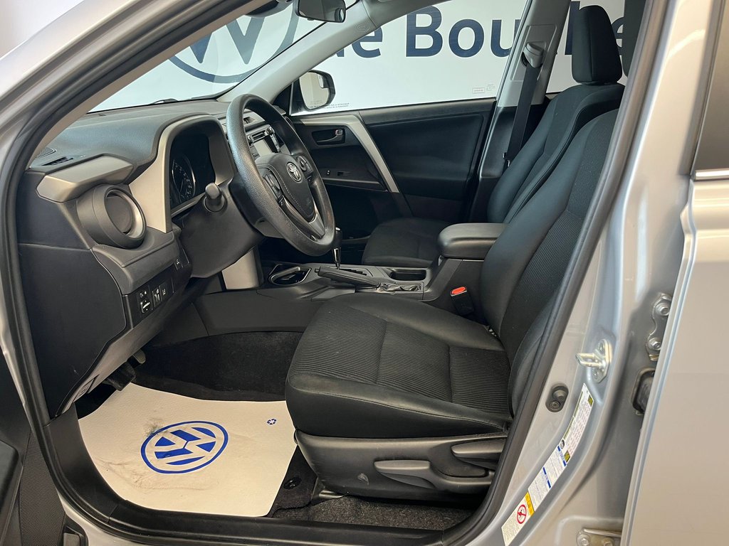 2018 Toyota RAV4 LE in Boucherville, Quebec - 18 - w1024h768px