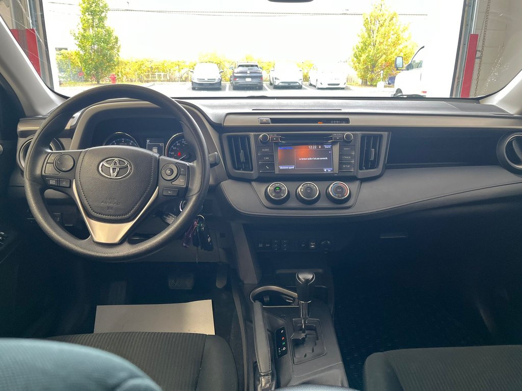 2018 Toyota RAV4 LE in Boucherville, Quebec - 12 - w1024h768px