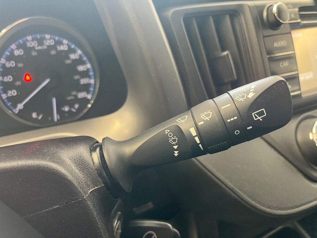 2018 Toyota RAV4 LE in Boucherville, Quebec - 17 - w1024h768px
