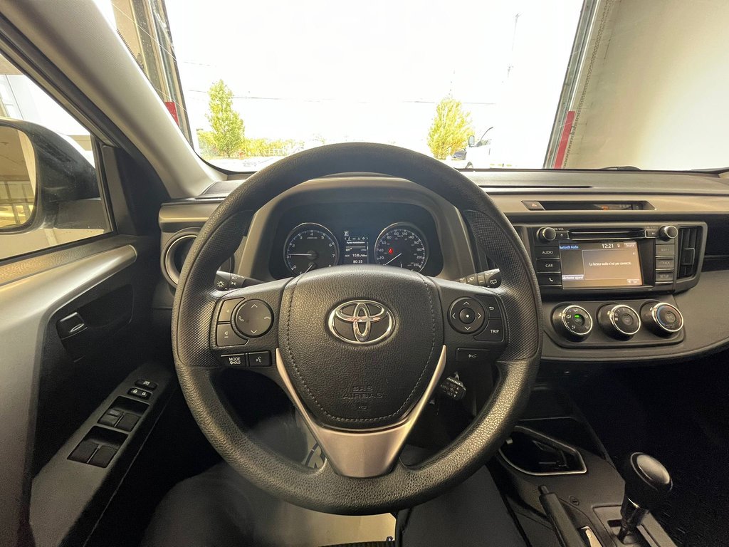 2018 Toyota RAV4 LE in Boucherville, Quebec - 22 - w1024h768px