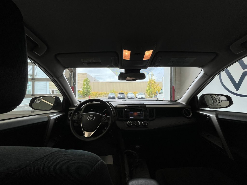 2018 Toyota RAV4 LE in Boucherville, Quebec - 9 - w1024h768px