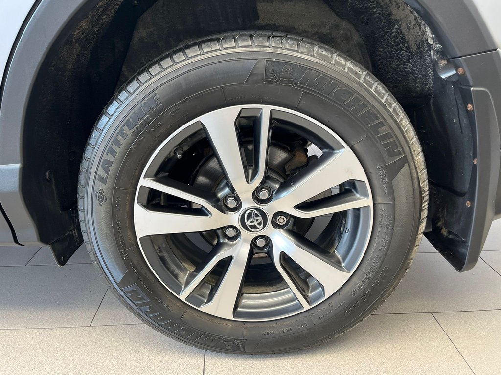 2018 Toyota RAV4 LE in Boucherville, Quebec - 23 - w1024h768px