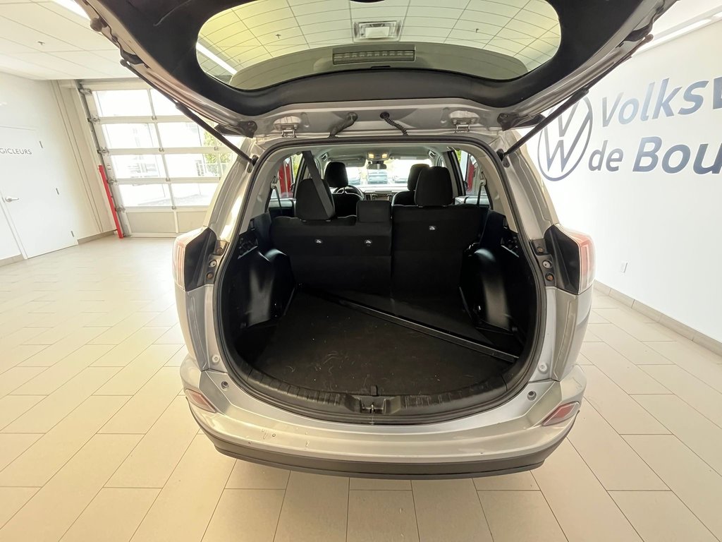 2018 Toyota RAV4 LE in Boucherville, Quebec - 8 - w1024h768px
