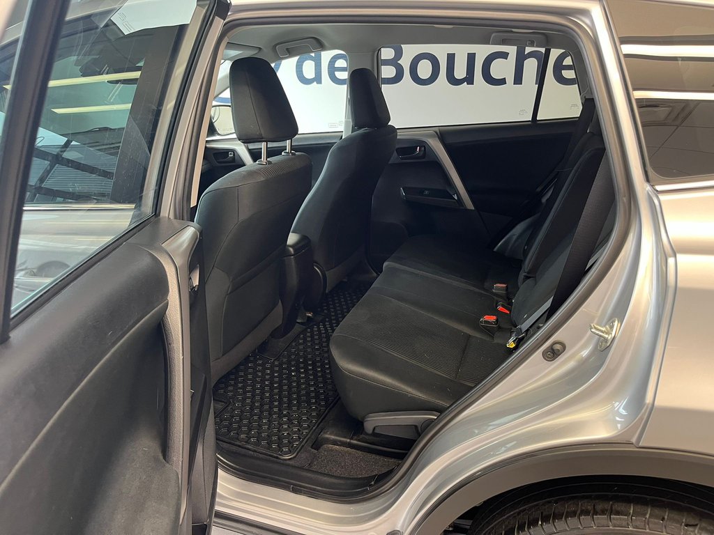 2018 Toyota RAV4 LE in Boucherville, Quebec - 14 - w1024h768px