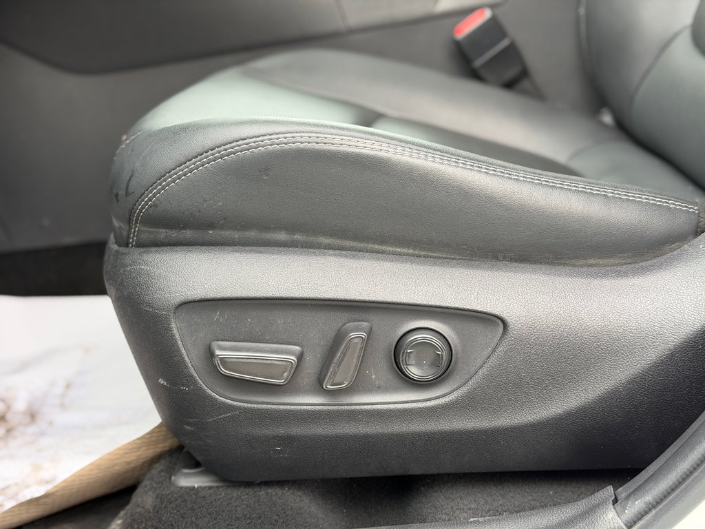 2022 Toyota RAV4 Limited Cuir Toit Ouvrant AWD in Terrebonne, Quebec - 9 - w1024h768px