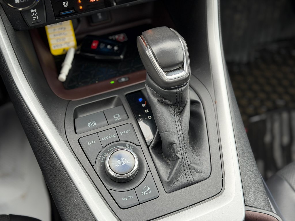 2022 Toyota RAV4 Limited Cuir Toit Ouvrant AWD in Terrebonne, Quebec - 21 - w1024h768px
