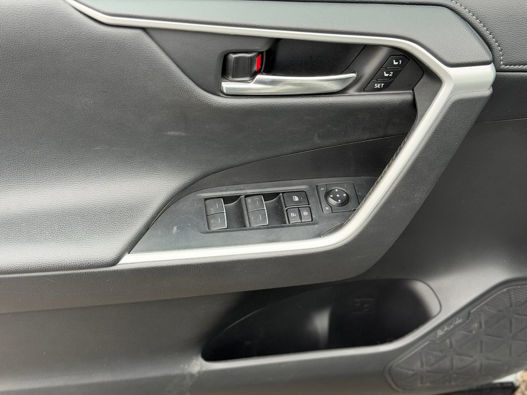 2022 Toyota RAV4 Limited Cuir Toit Ouvrant AWD in Terrebonne, Quebec - 8 - w1024h768px
