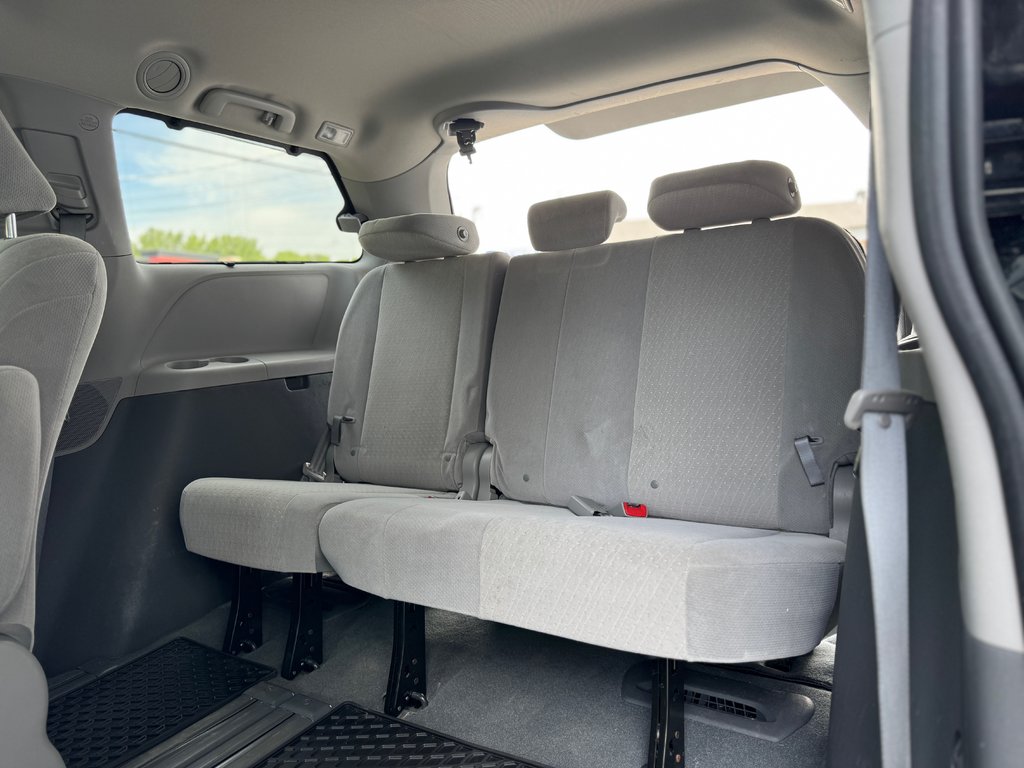 2020 Toyota Sienna LE in Terrebonne, Quebec - 25 - w1024h768px