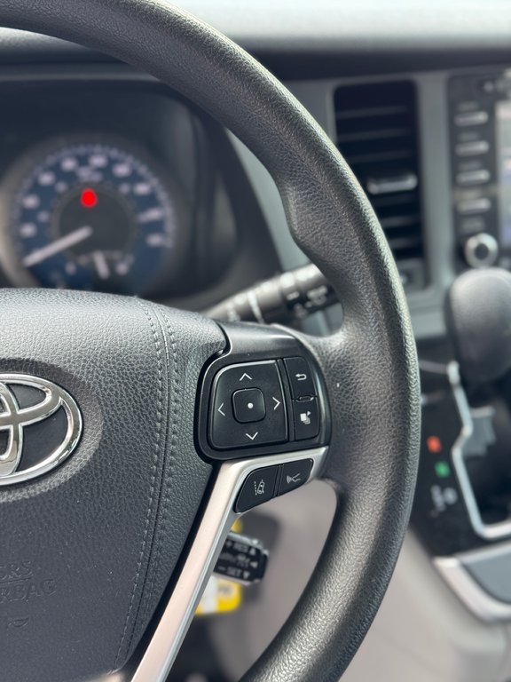 2020 Toyota Sienna LE in Terrebonne, Quebec - 14 - w1024h768px