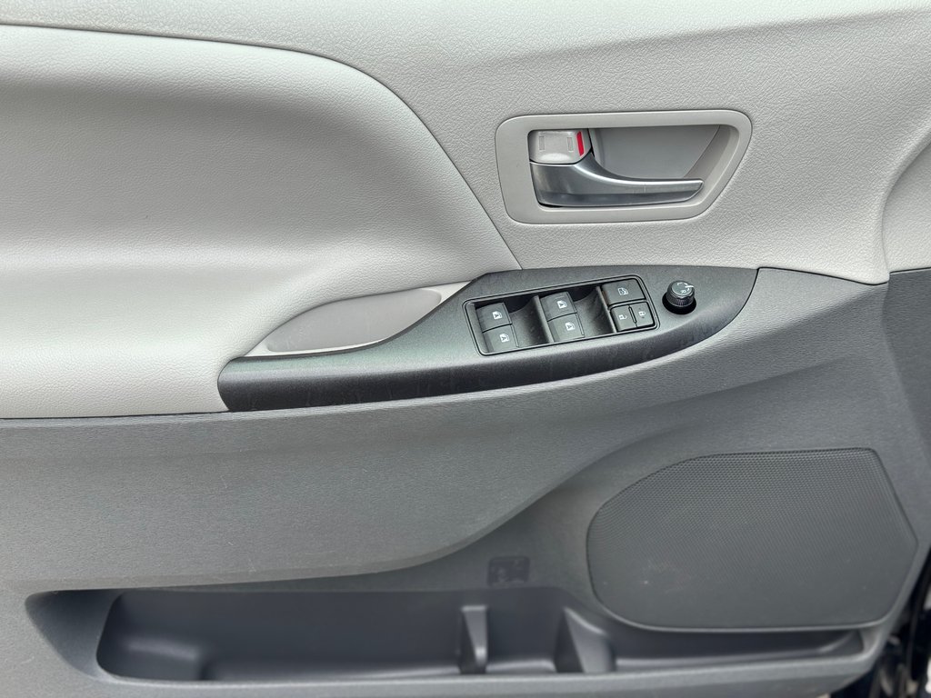 2020 Toyota Sienna LE in Terrebonne, Quebec - 8 - w1024h768px