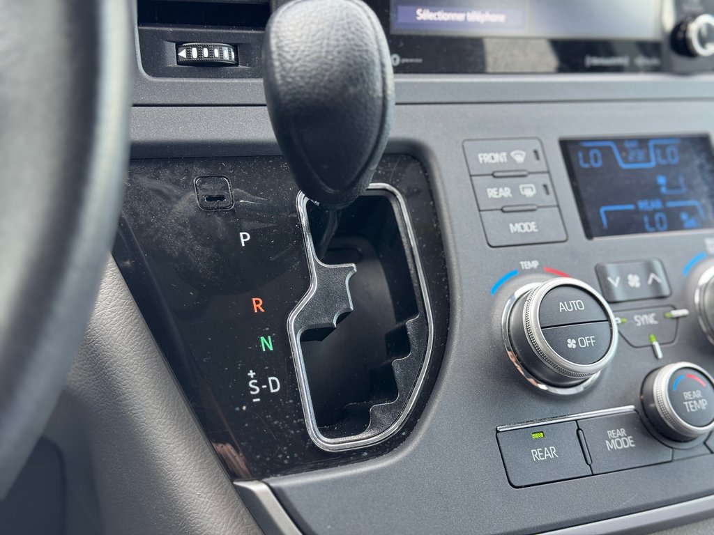 2020 Toyota Sienna LE in Terrebonne, Quebec - 20 - w1024h768px